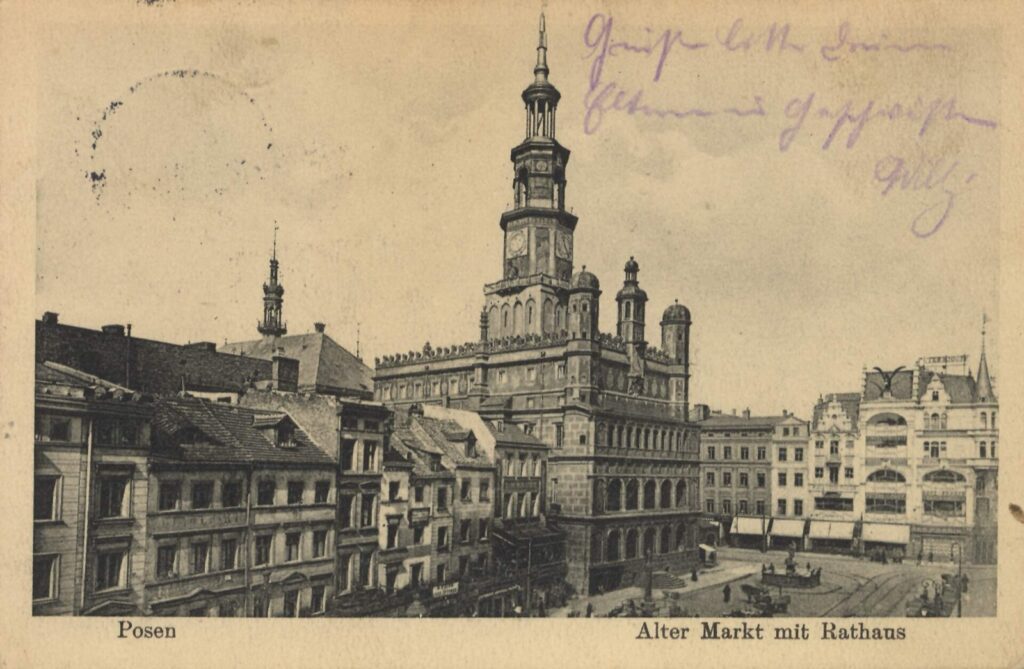 Stary Rynek w Poznaniu z ratuszem na pocztówce z 1915 r.